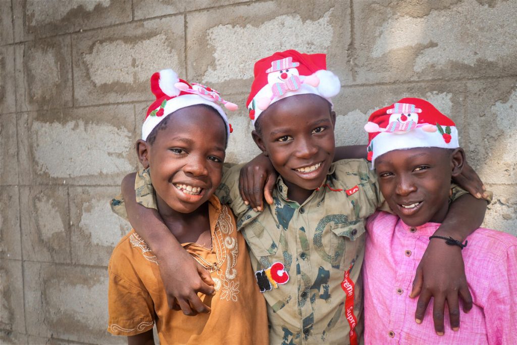 Drie kinderen met een kerstmuts
