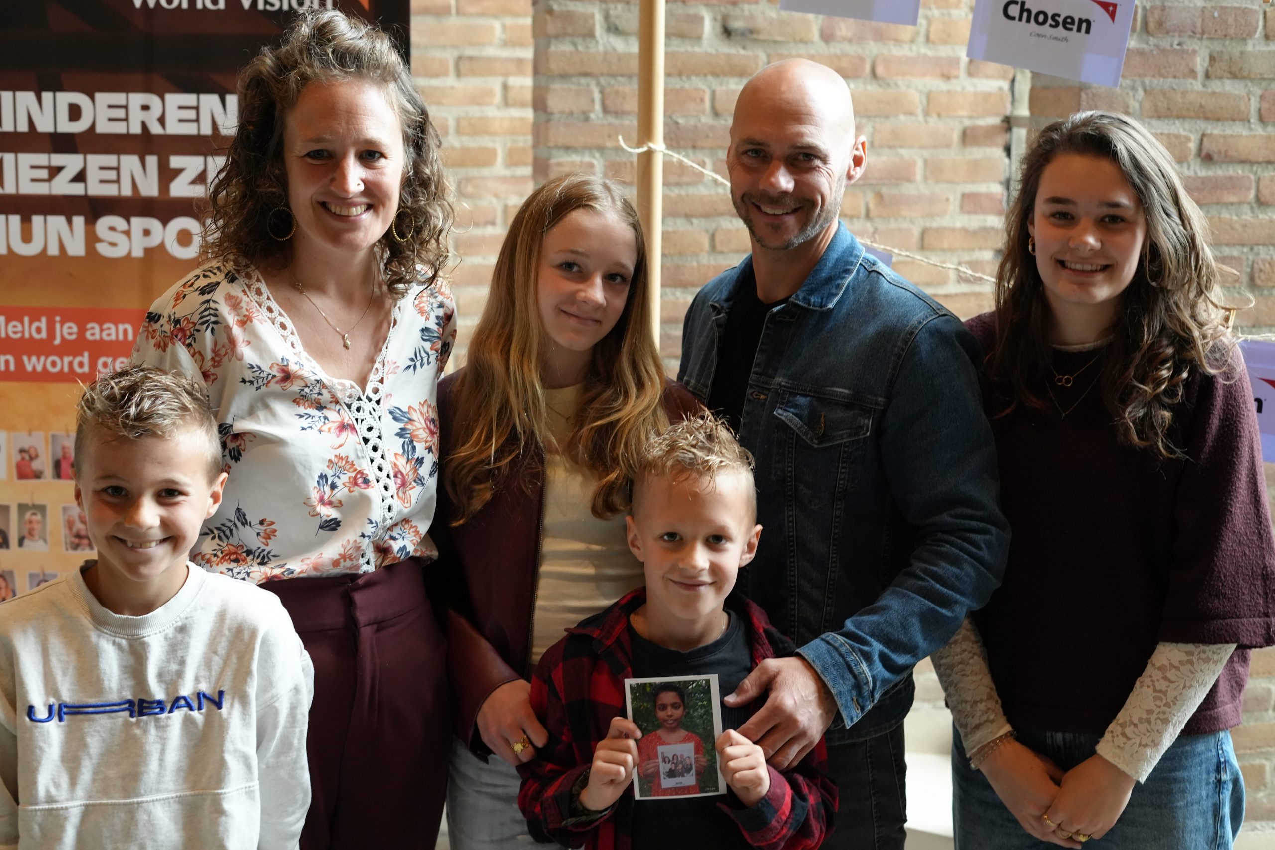 Familie van Henrik met de foto van het sponsorkind